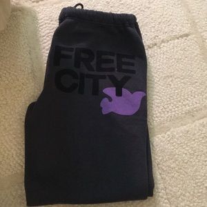 Free city featherweight sweats - size medium